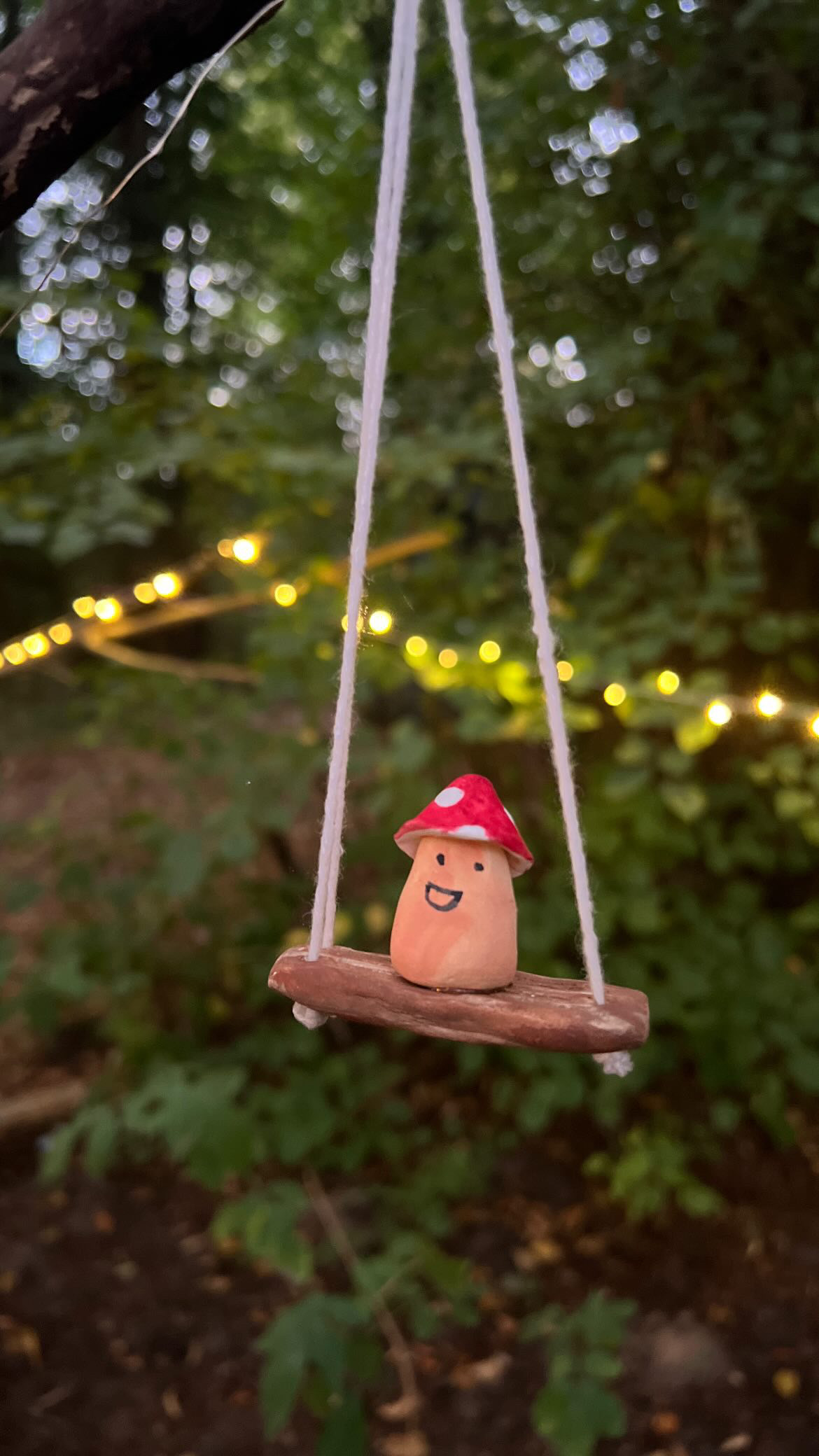 Schaukel im Wald mit Sonnenlicht, symbolisch für gemütliche und entspannte Festivalmomente